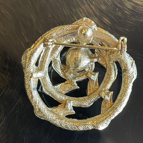 Vintage Faux Pearl Brooch Pin Brushed Gold Tone Stylized Flower Textured Metal - Picture 6 of 6